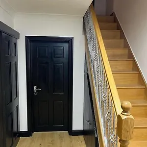 Cheerful 3 Bed House With Free Parking. Holiday home Nottingham