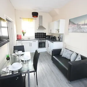  Apartment Cosy Casa: Beachfront Promenade Retreat With Free Parking